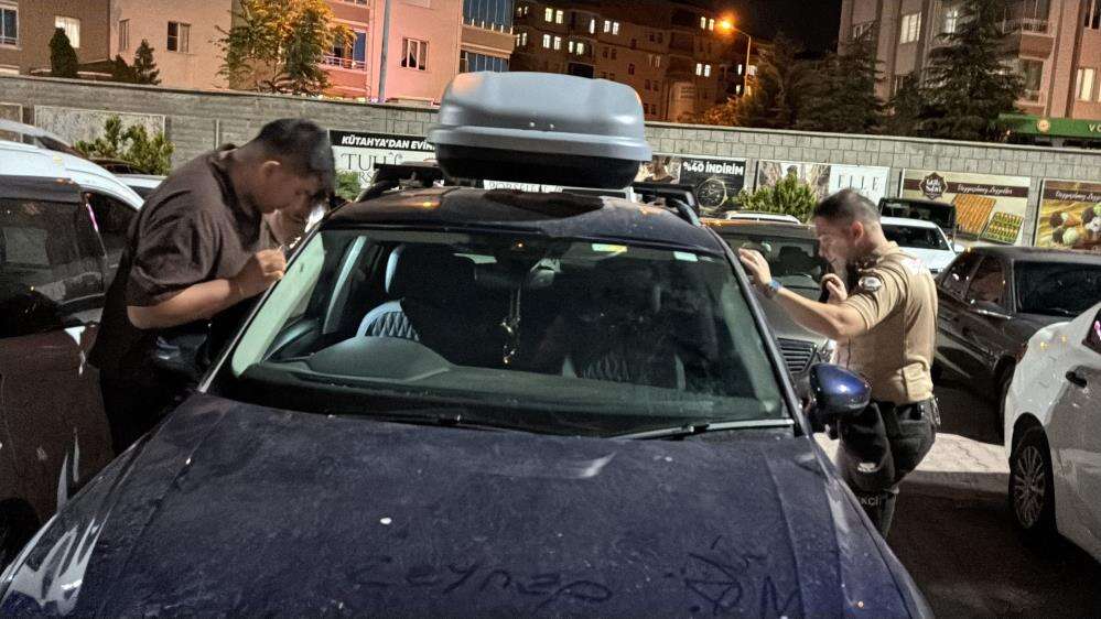 AVM otoparkında bir garip olay! 1,5 saat uğraştılar 5